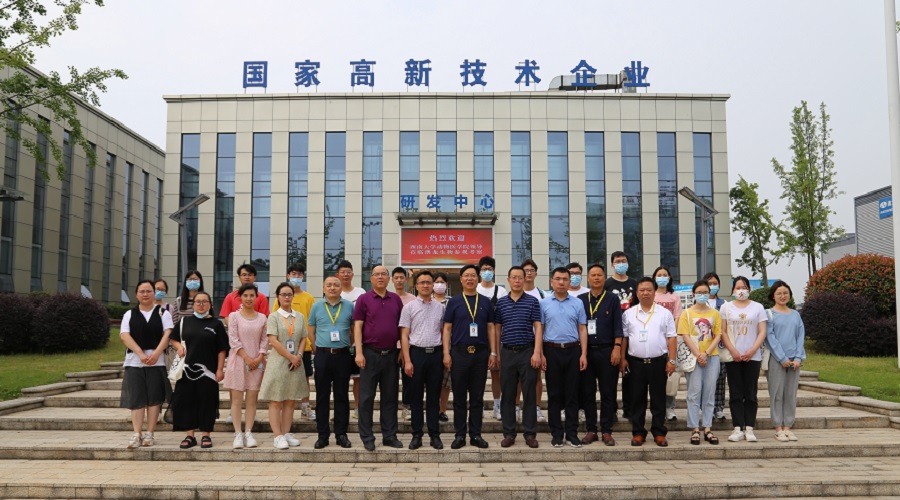 图1:必发bf88一行与重庆澳龙生物制品有限公司合照.jpg